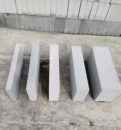 加氣塊是一種輕質(zhì)多孔的新型建筑材料,加氣塊設(shè)備生產(chǎn)的加氣塊具有